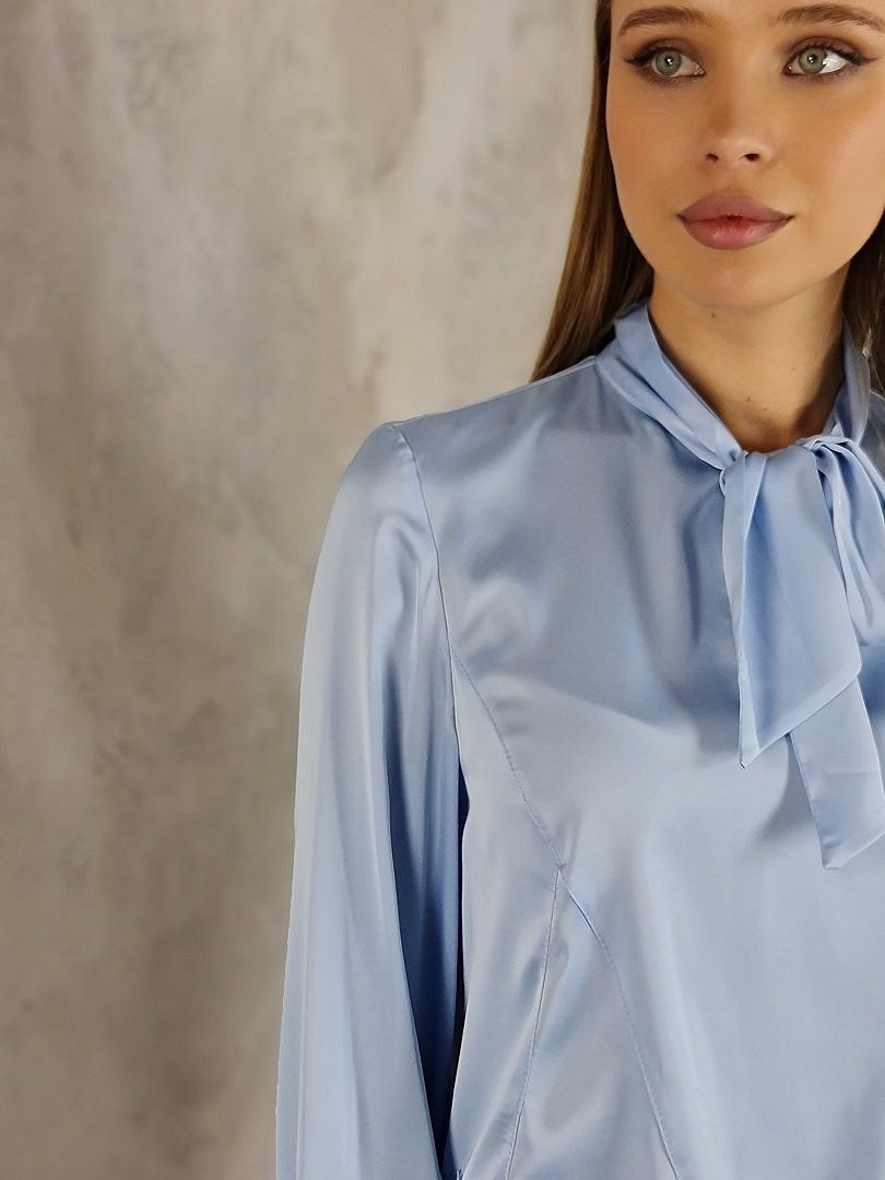 Блузка Imperial атласная с кружевом и завязками голубая, фотография №5
