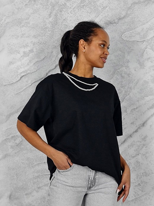 Футболка  KOTHE с жемчужным декором черная