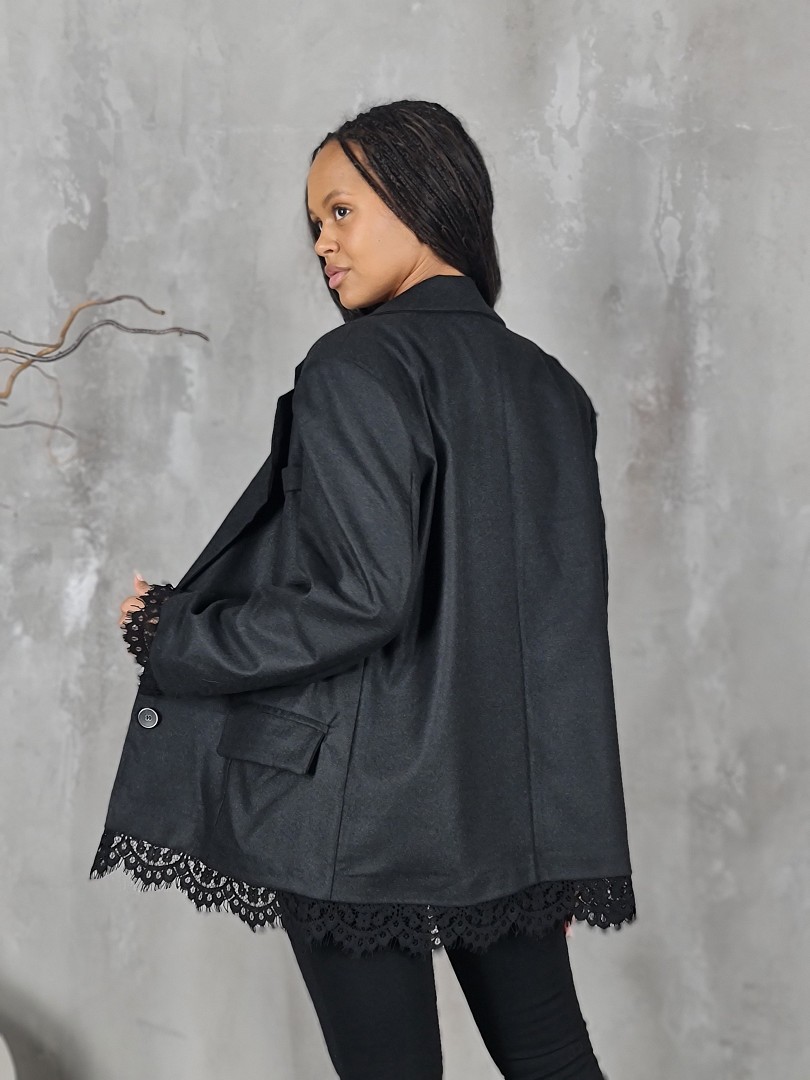 Пиджак MIHO'S с кружевом снизу на рукавах черный, фотография №4