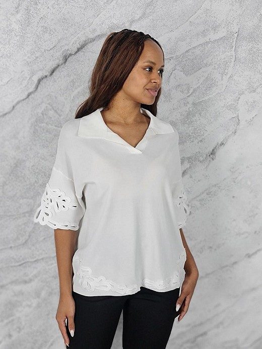 Поло Lara с вышивкой на рукавах и снизу белое