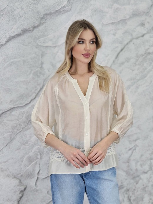 Блузка MIHO'S v вырез кружевные полоски кремовая