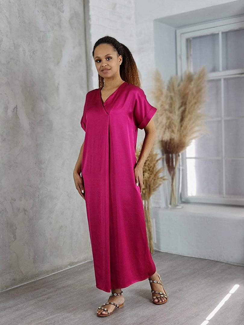 Платье CLOTHÉ свободное атласное с V-образным вырезом фуксия , фотография №1