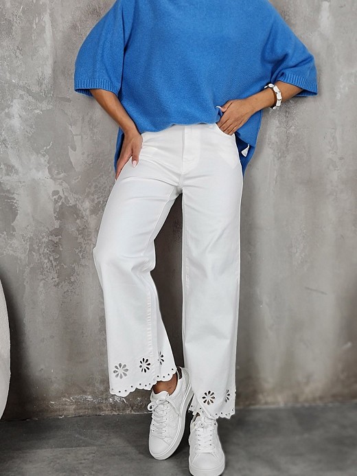 Джинсы Shaken с вырезанными цветами внизу белые