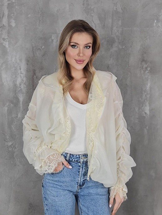 Бомбер MOCHY легкий с кружевами молочный