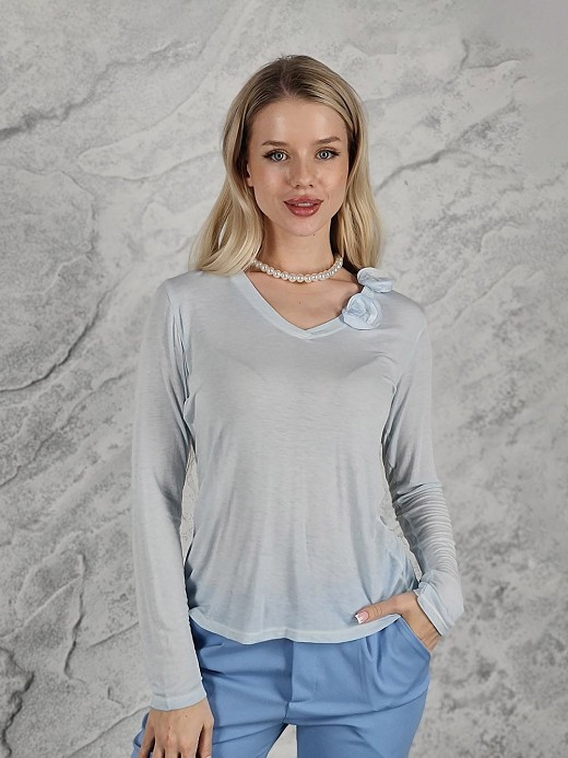 Лонгслив MUJEA v-вырез с розочками у ворота голубой