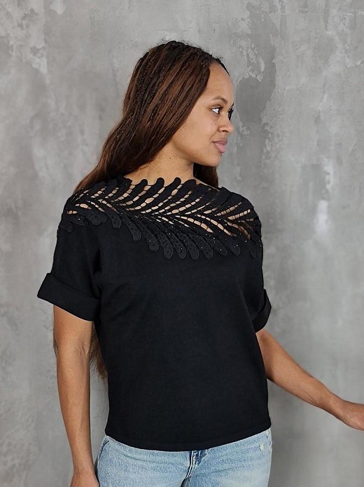 Джемпер ChicLink с коротким рукавом перышки со стразами черный