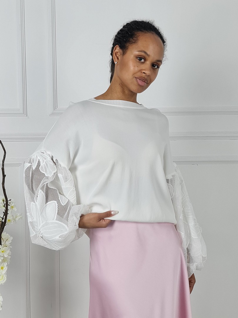 Джемпер BEAUTY WOMEN с вышивкой на рукавах белый , фотография №1