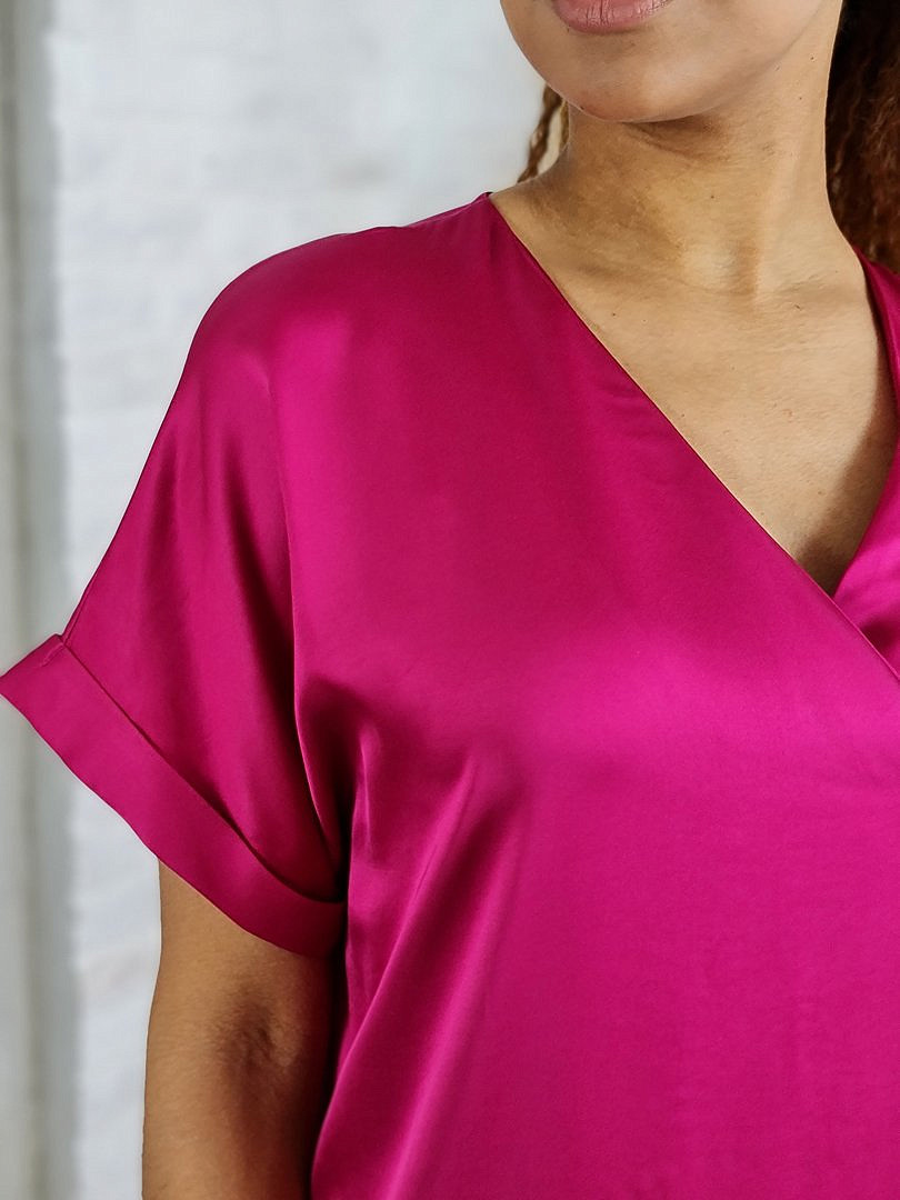 Платье CLOTHÉ свободное атласное с V-образным вырезом фуксия , фотография №5