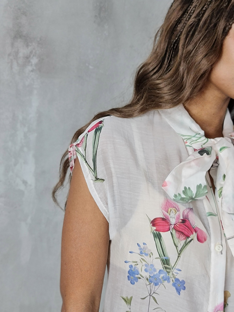 Блузка Imperial без рукавов с бантом "В цветочек" на шее молочная, фотография №2