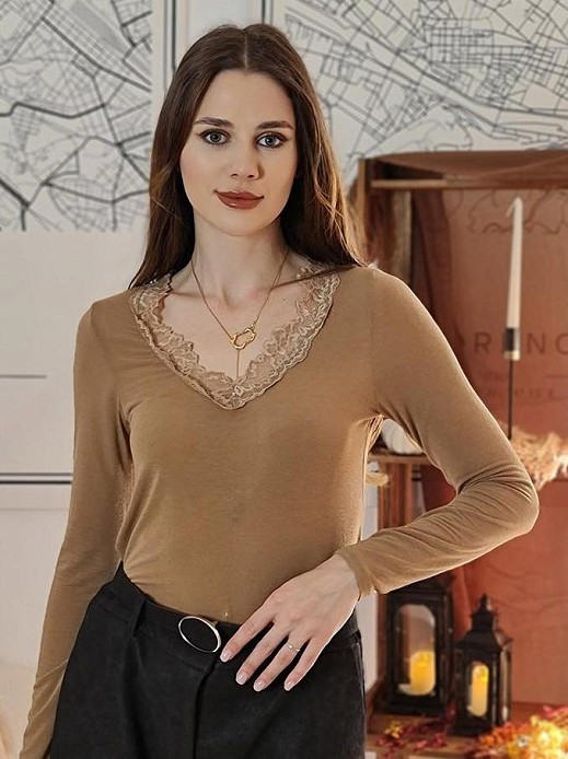 Лонгслив Cashmere Blend с кружевом на груди и кашемиром карамельный