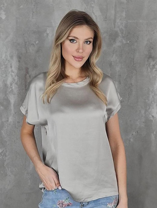 Футболка Atelier Emi атласная с декором по горловине серая