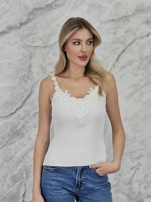 Топ BEAUTY WOMEN с вышивкой на груди молочный