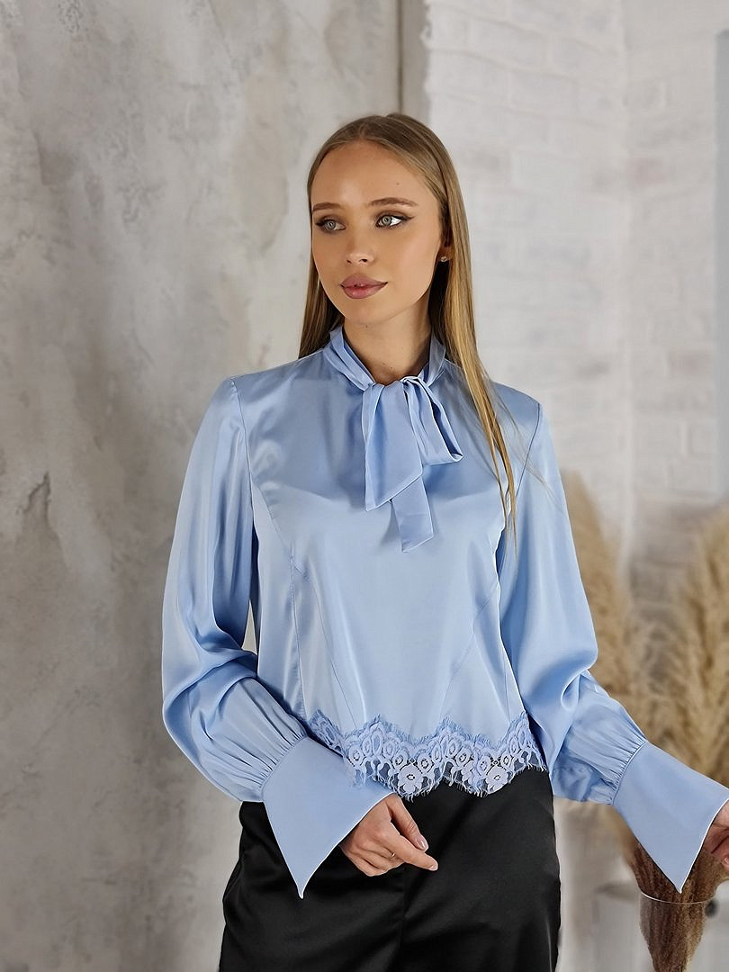 Блузка Imperial атласная с кружевом и завязками голубая, фотография №1